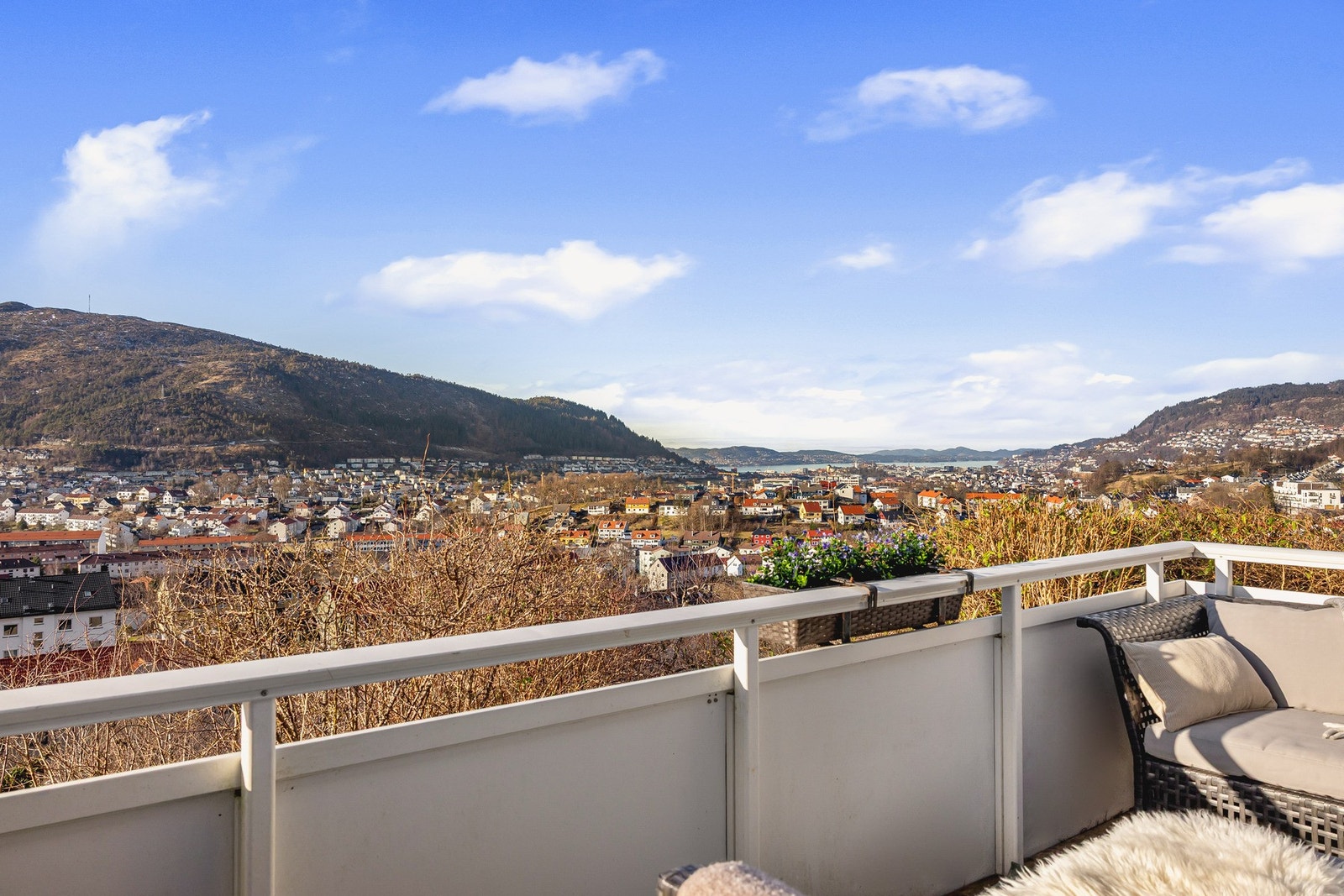 Dette er en lekker 2-roms leilighet med balkong med fantastisk utsikt og svært gode solforhold fra dag- til kveldstid. Galleribilde