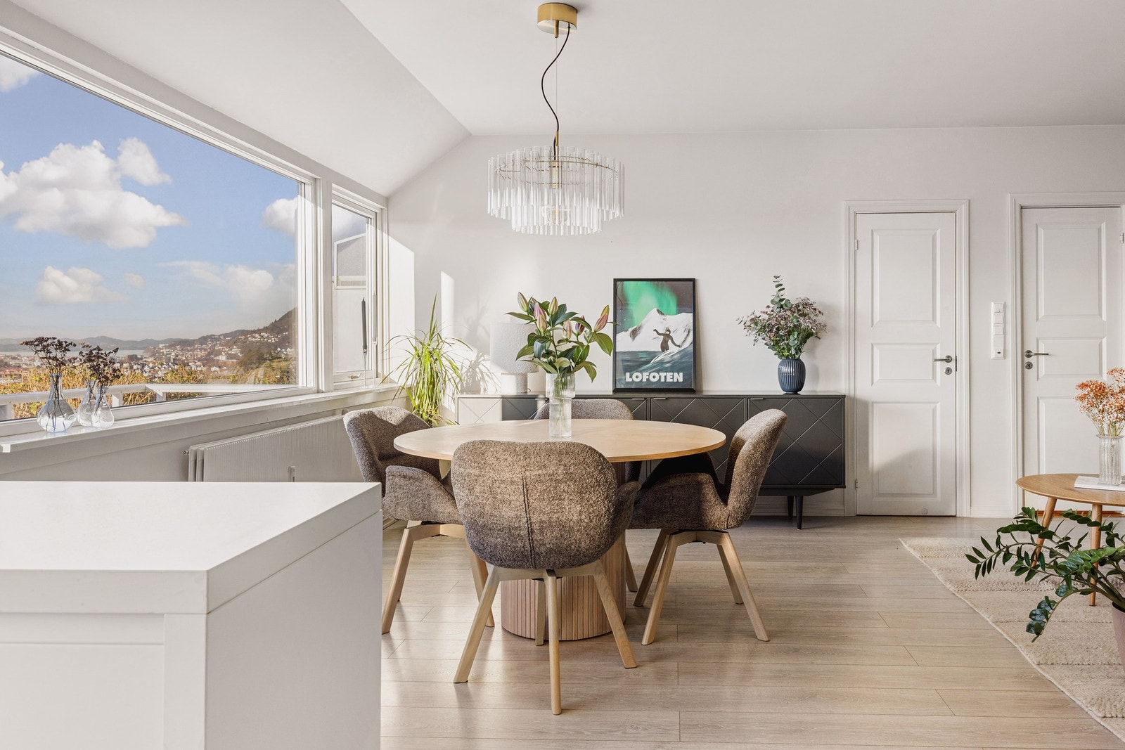 Stuens planløsning og størrelse gjør det enkelt å møblere i forskjellige soner. Galleribilde