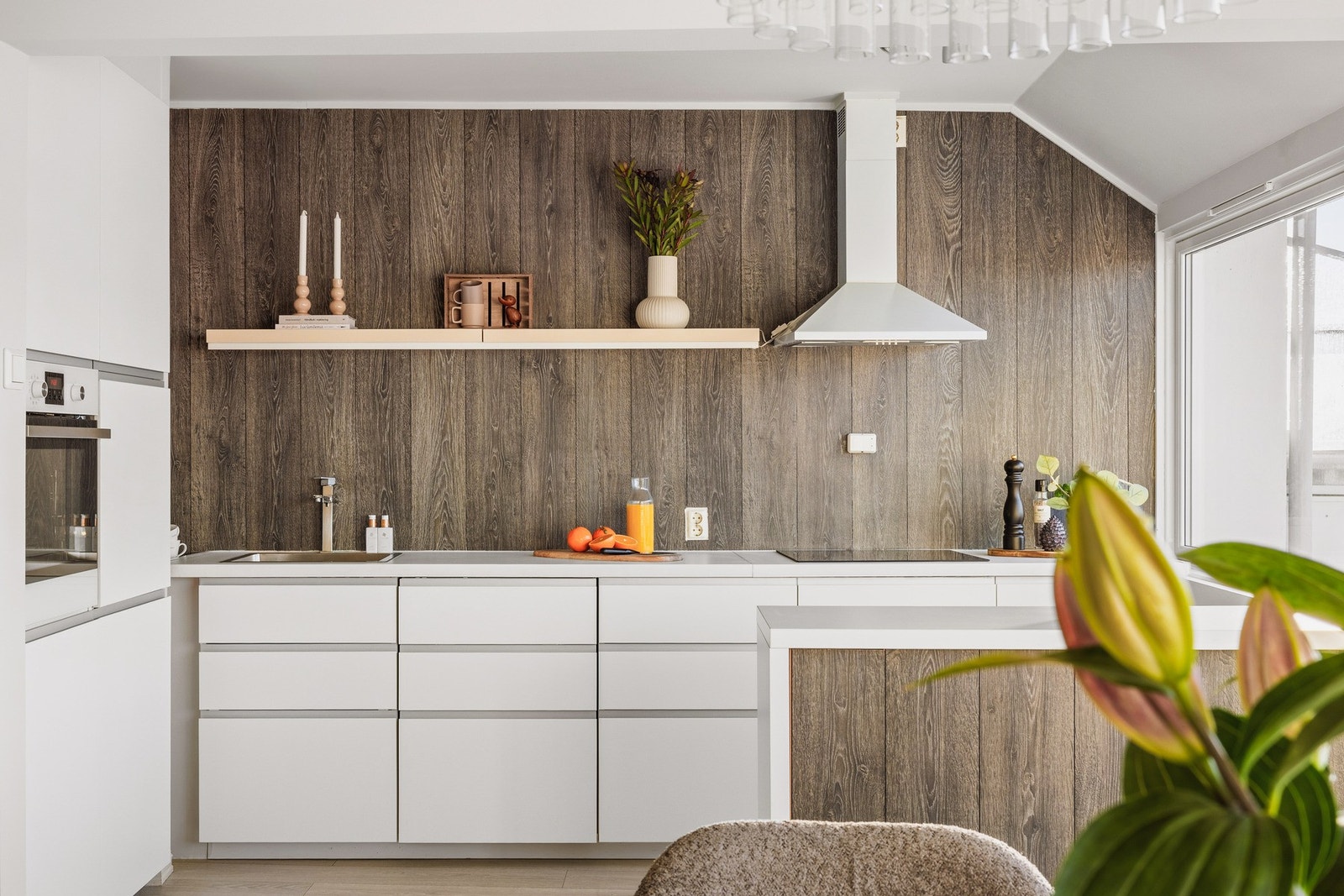 Her er det godt med oppbevaringsplass i skuffer og skap, og arbeidsplass på benkeplaten og kjøkkenøyen. Galleribilde