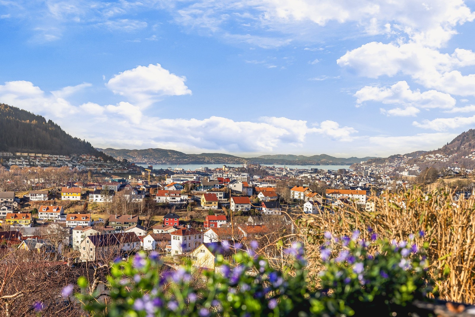 Leiligheten har en gjennomgående moderne standard og gode kvaliteter. Galleribilde