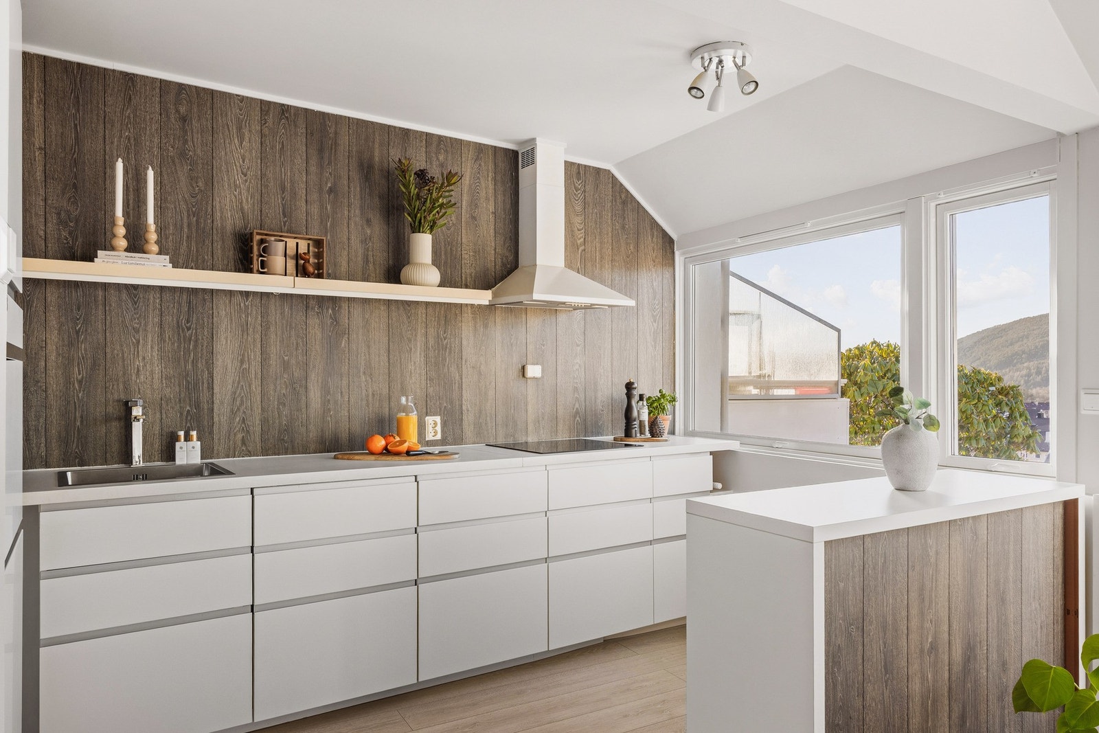 Kjøkkenet er levert av IKEA og har en en innredning som består av slette fronter og benkeplate av laminat. Galleribilde