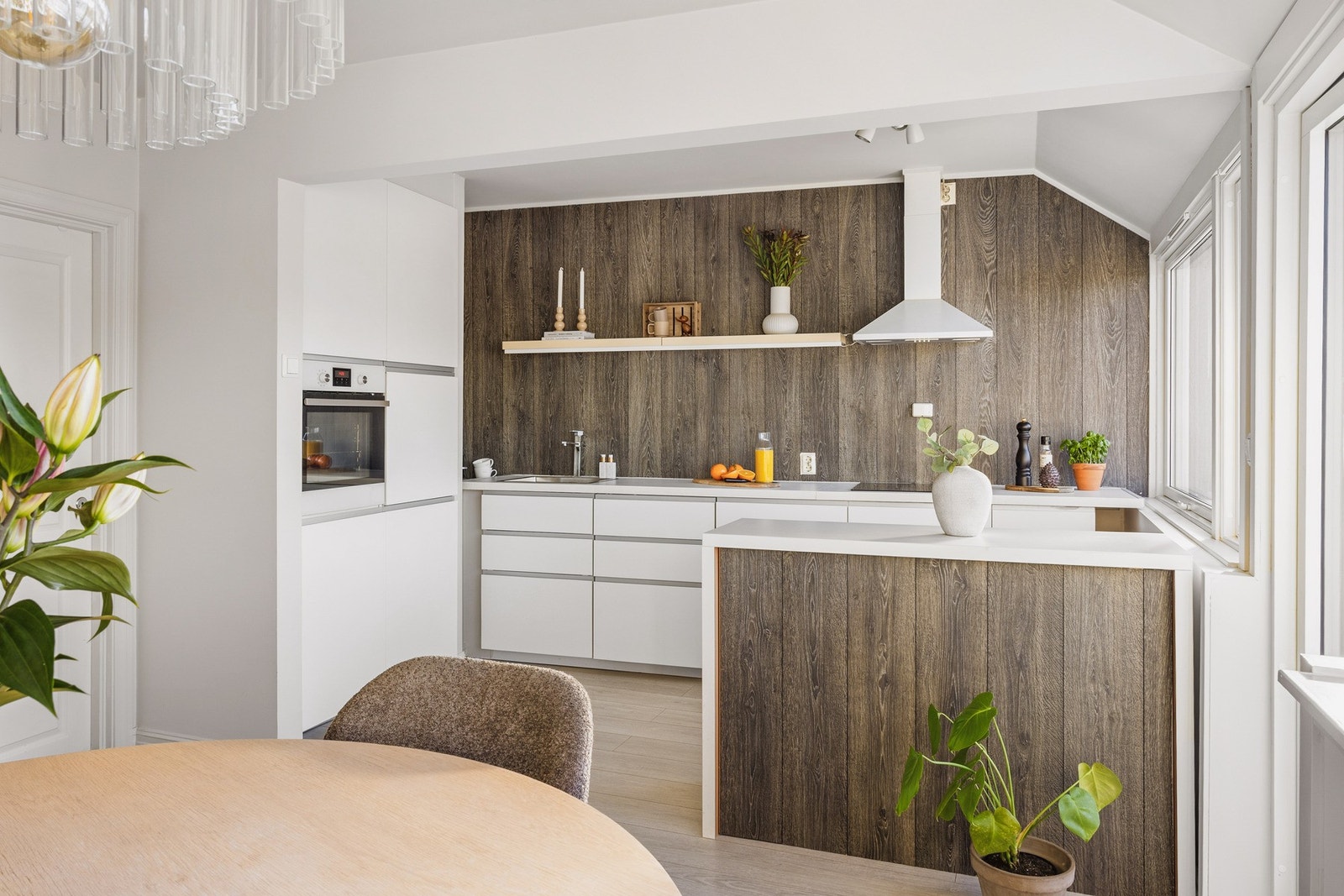 Det er utstyrt med følgende integrerte hvitevarer: Stekeovn, platetopp, oppvaskmaskin og kjøleskap med frysedel. Galleribilde