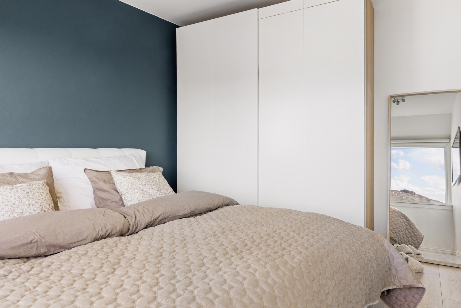 Her er det også godt med oppbevaringsplass i en praktisk skyvedørsgarderobe. Galleribilde