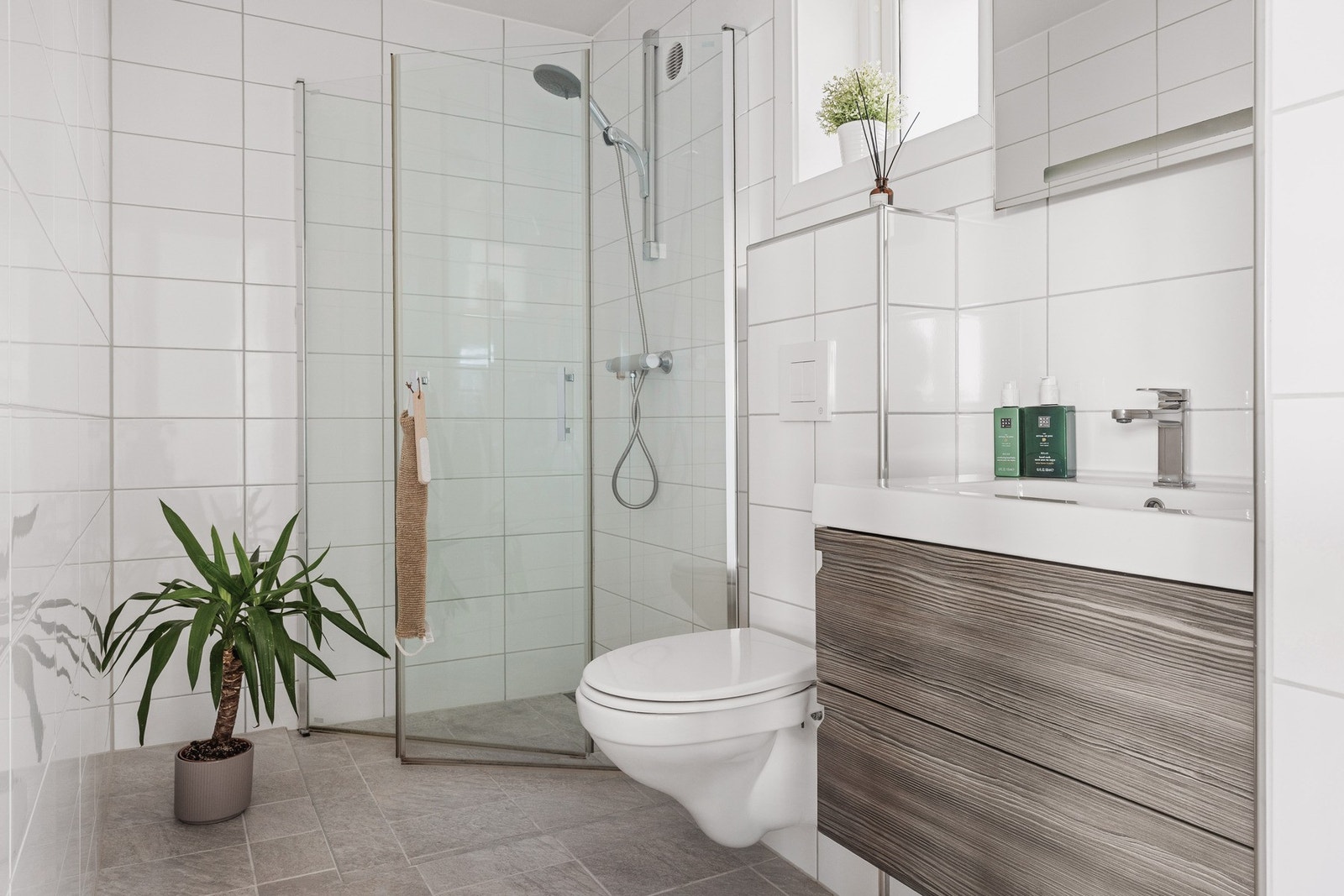 Badet måles til 4 kvm. og er helfliset med underliggende varmekabler og innfelte downlights i himling. Galleribilde