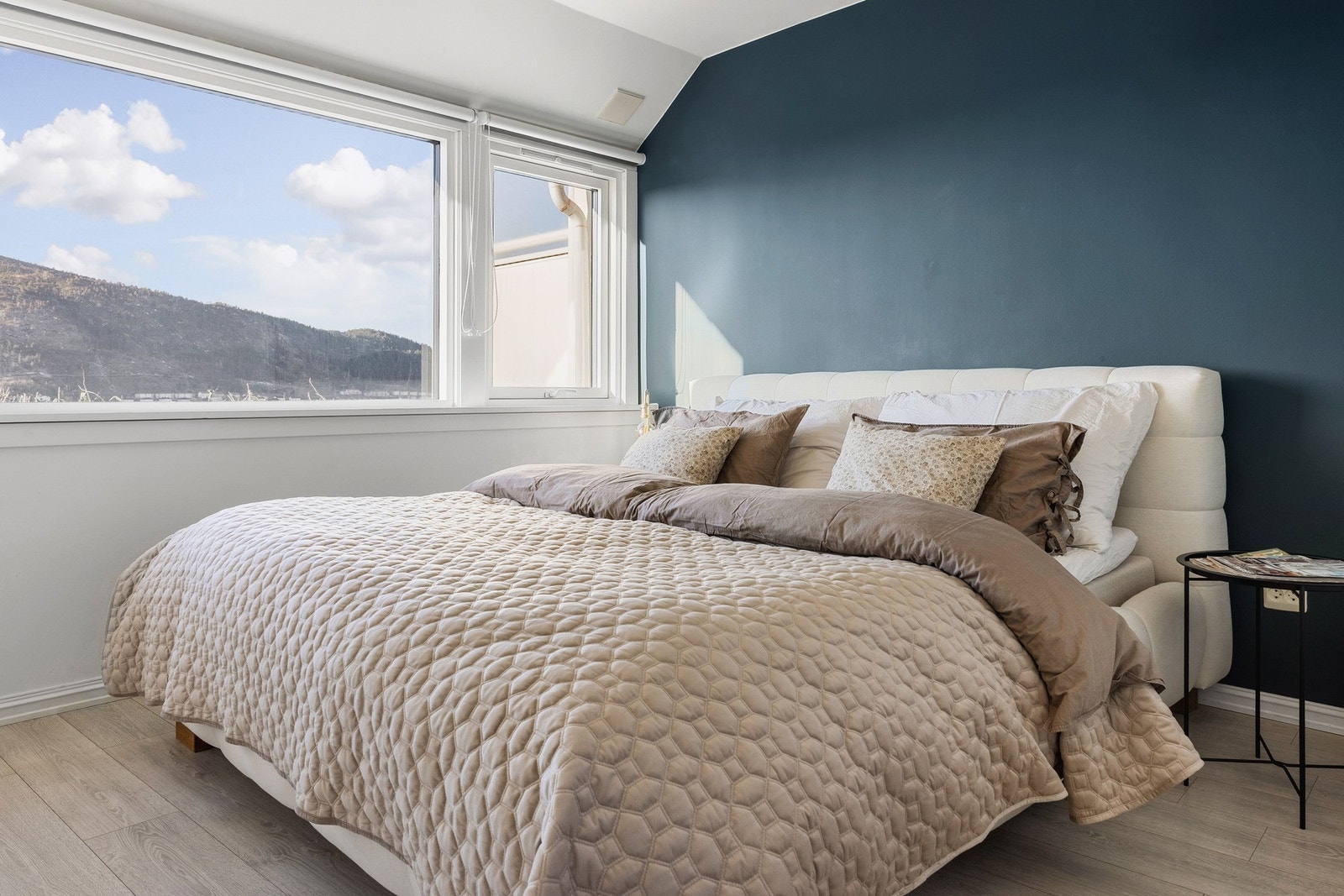 Leilighetens soverom måles til 11,5 kvm. og har god plass til en stor seng med nattbord på hver side. Galleribilde