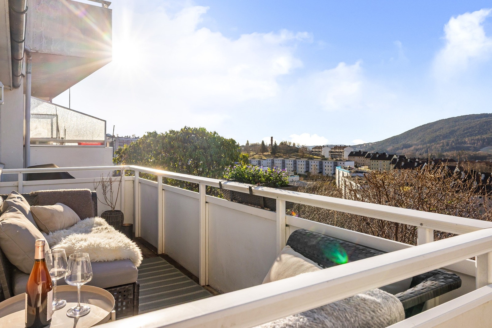 Balkongen har en fantastisk utsikt og svært gode solforhold fra midt på dagen til den går ned sendt på kvelden. Galleribilde