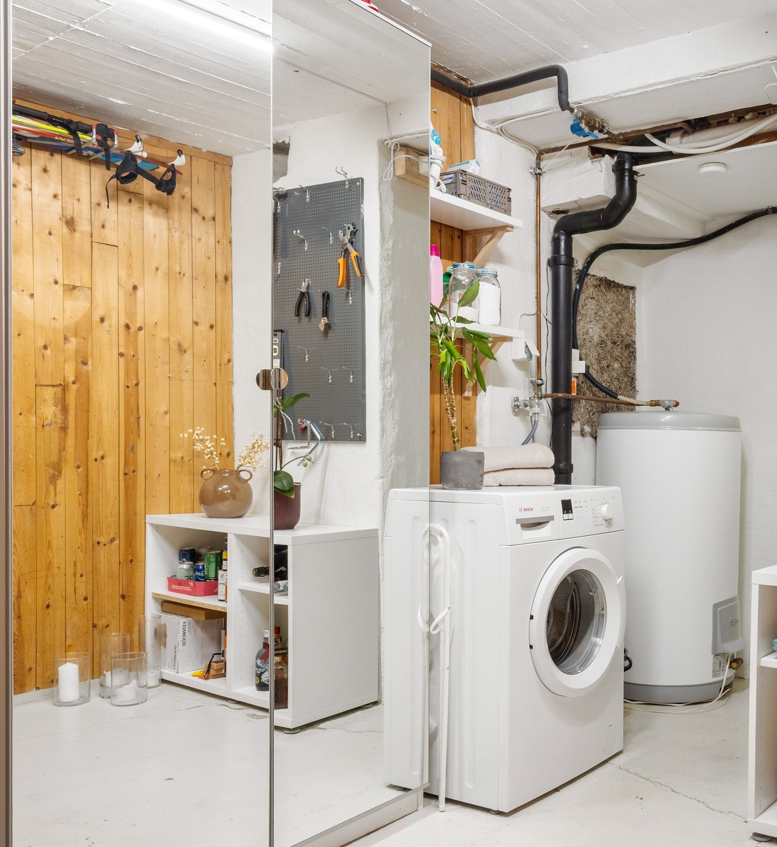 For vaskemaskin og tørketrommel er det god plass til dette i boden i underetasjen. Galleribilde