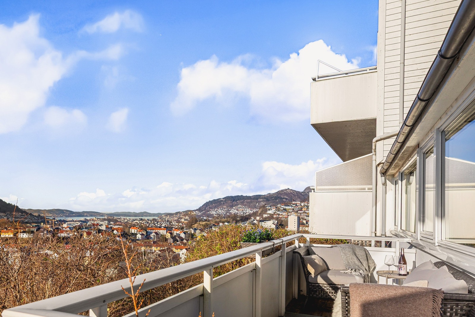 Balkongen måles til 6,5 kvm. og har god plass til å møblere med en koselig sittegruppe, slik at man kan nyte fine dager! Galleribilde