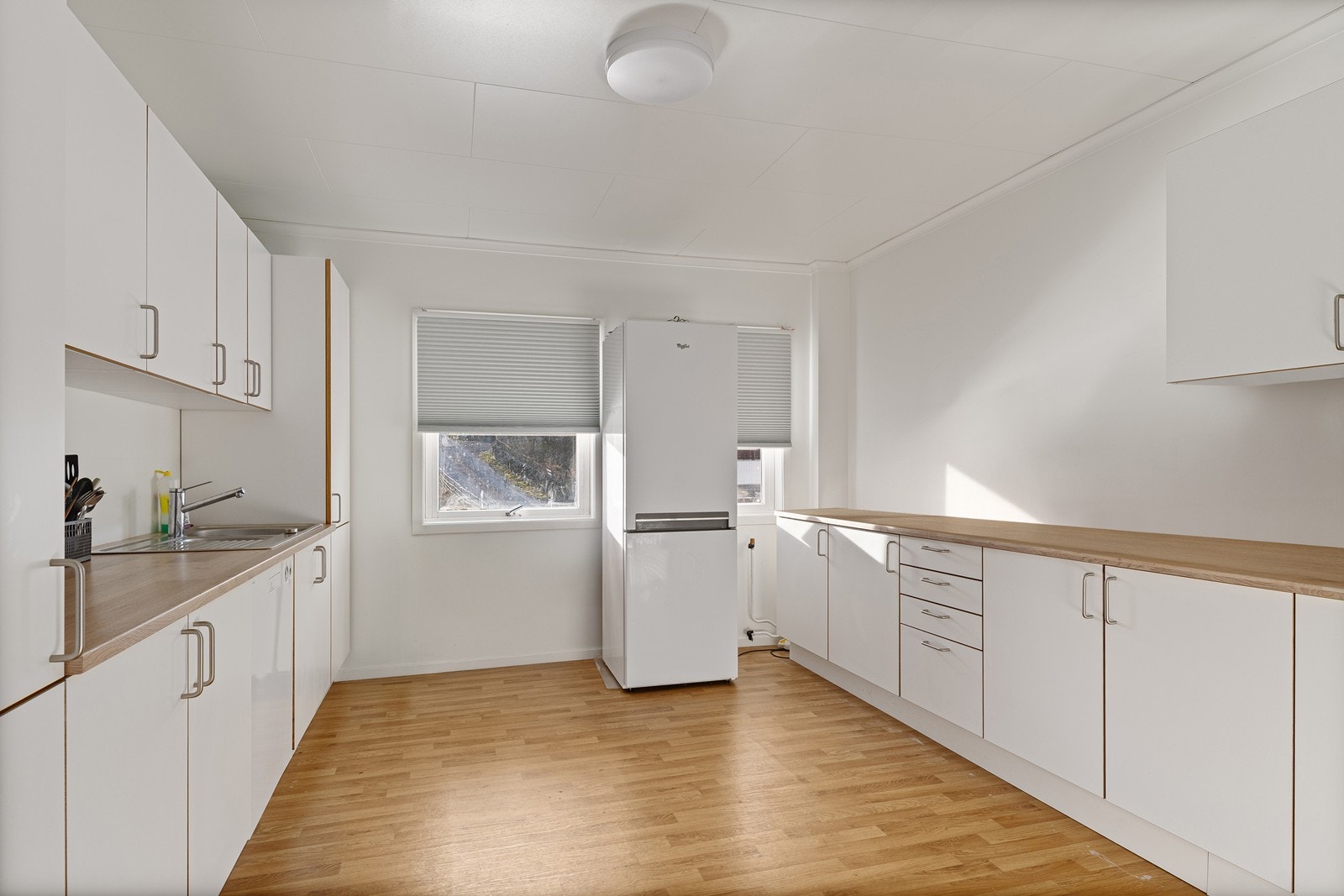 2. etasje - Hoveddel. Kjøkkenet har innredning med glatte fronter og laminatbenkeplate. Galleribilde