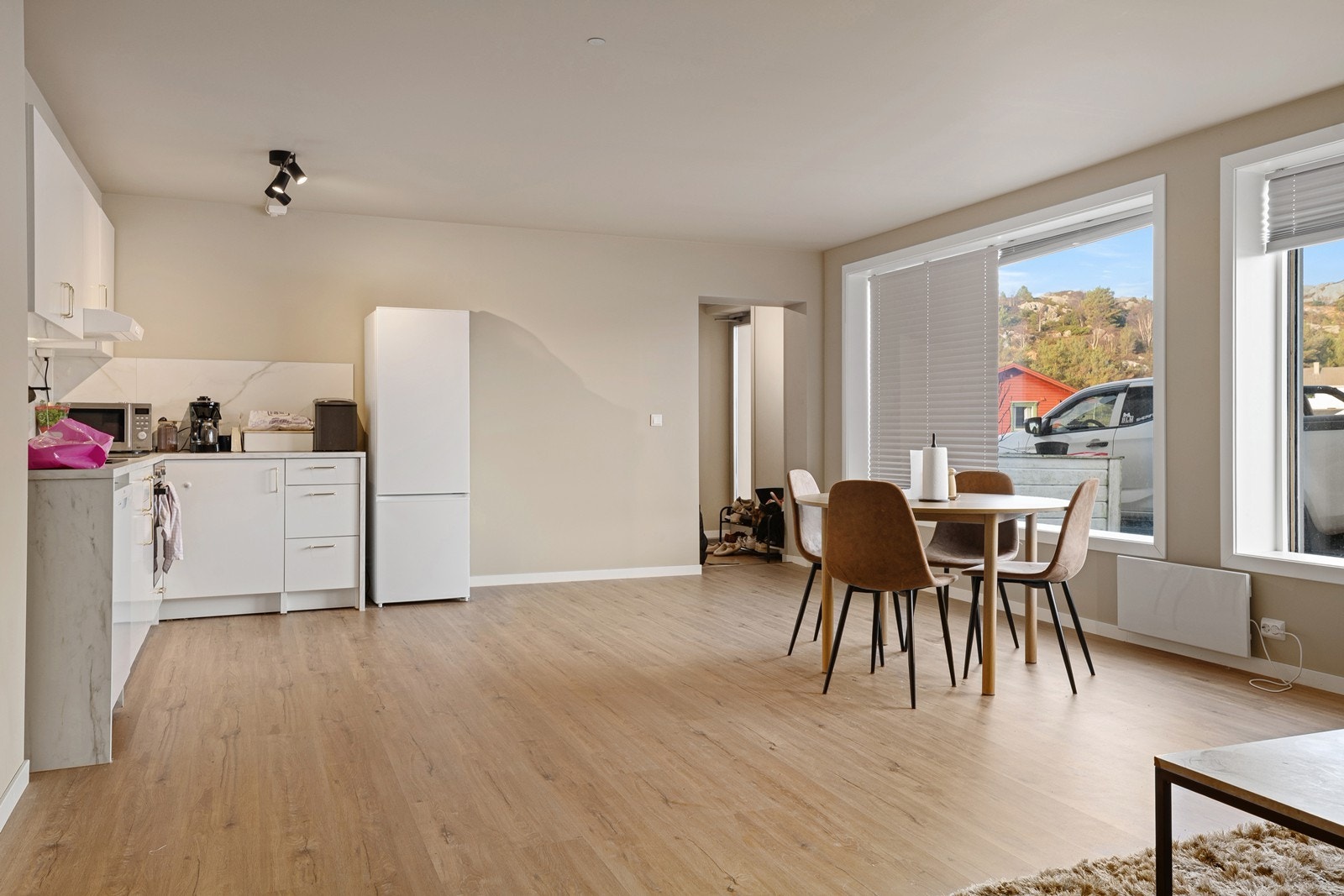 Leiligheten ligger i 1. etasje, like ved næringslokalet, og inneholder entré/gang, 2 soverom, stue med åpen kjøkkenløsning samt bad/vaskerom. Galleribilde