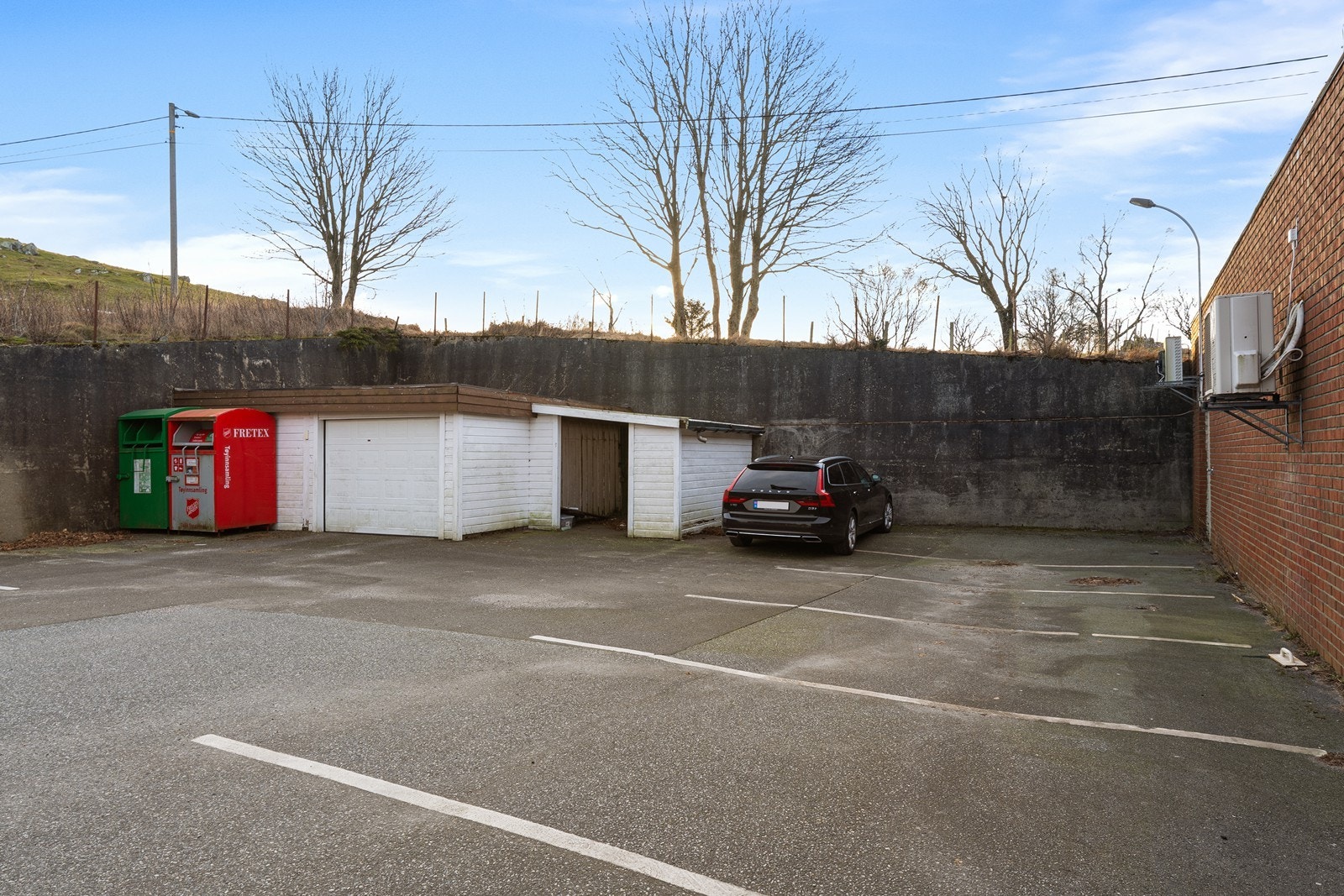 Eiendommen har biloppstillingsplasser på tomten, med lett adkomst fra Rv44. Galleribilde