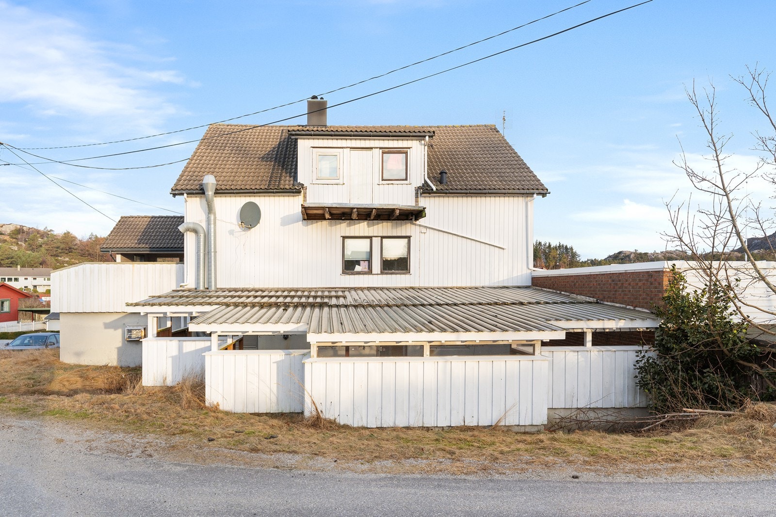 Eiendommen ligger sentralt ved Jærveien på Hellvik i Egersund kommune. Galleribilde