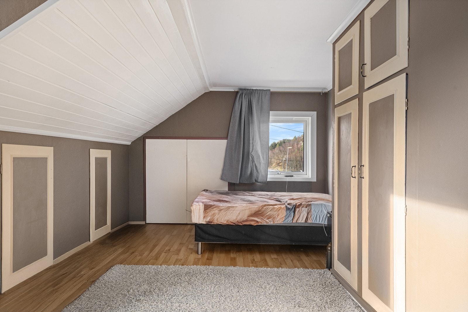 Soverom 1 - Sovrommene har plassbygde skap og kott i knevegger, som gir god oppbevaringsplass. Galleribilde
