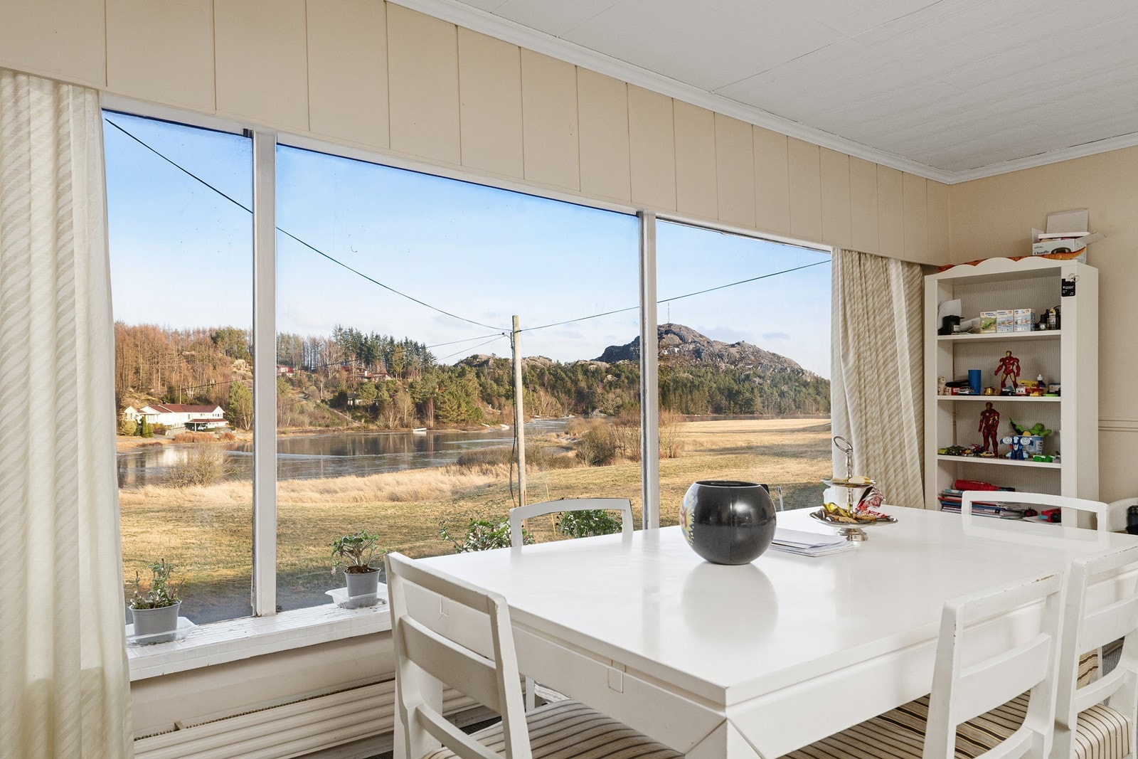 Fra stuen i 2. etasje er det fin utsikt. Galleribilde