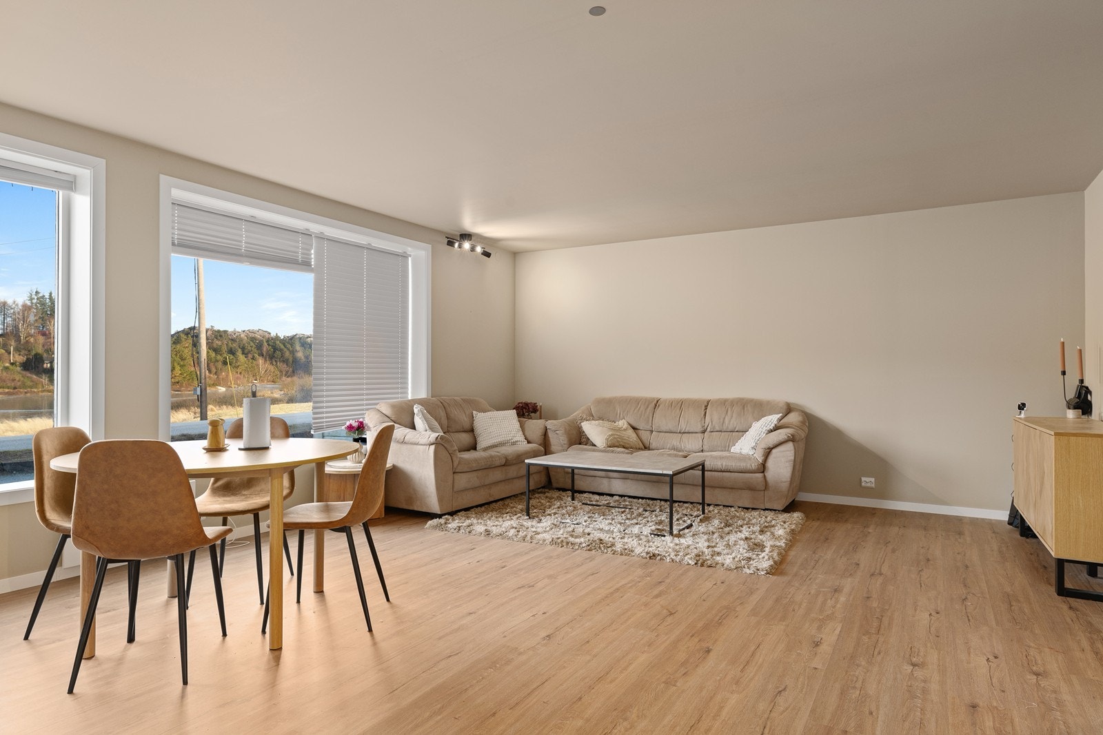 Leiligheten fremstår som lys og luftig. Galleribilde