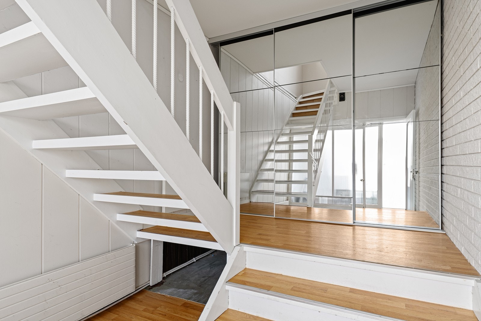 Trapp som fører opp til leilighetens etasjer. Galleribilde