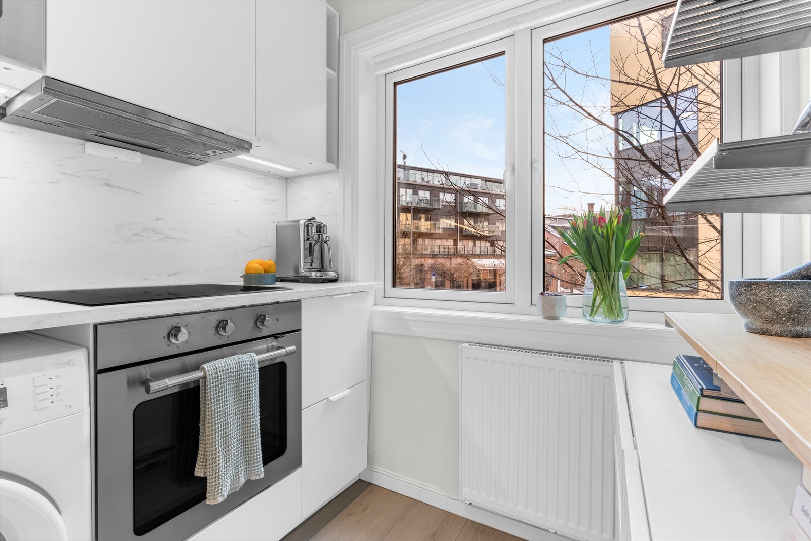 Platetopp og stekeovn er integrert, og under benken er det opplegg for både vaske- og oppvaskmaskin Galleribilde