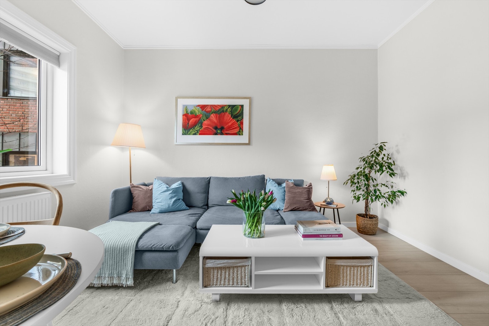 Leiligheten har en lys og romslig stue Galleribilde