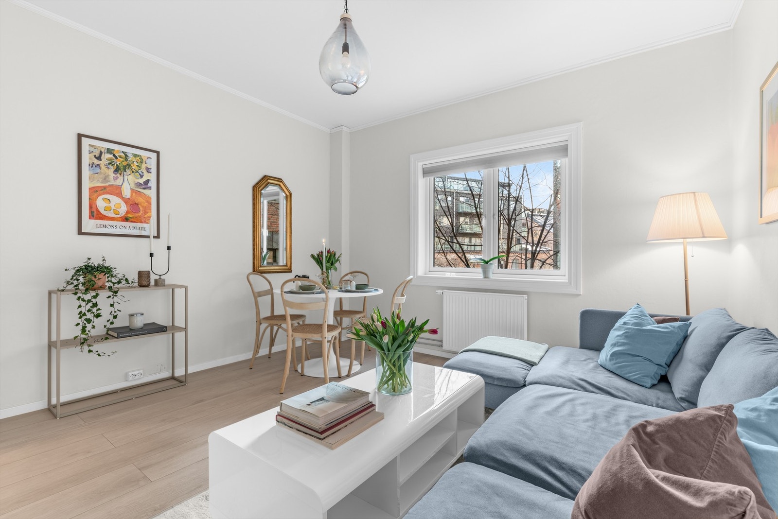 Utformingen gjør stuen enkel å møblere med en hyggelig spiseplass i tillegg til sofaløsningen Galleribilde