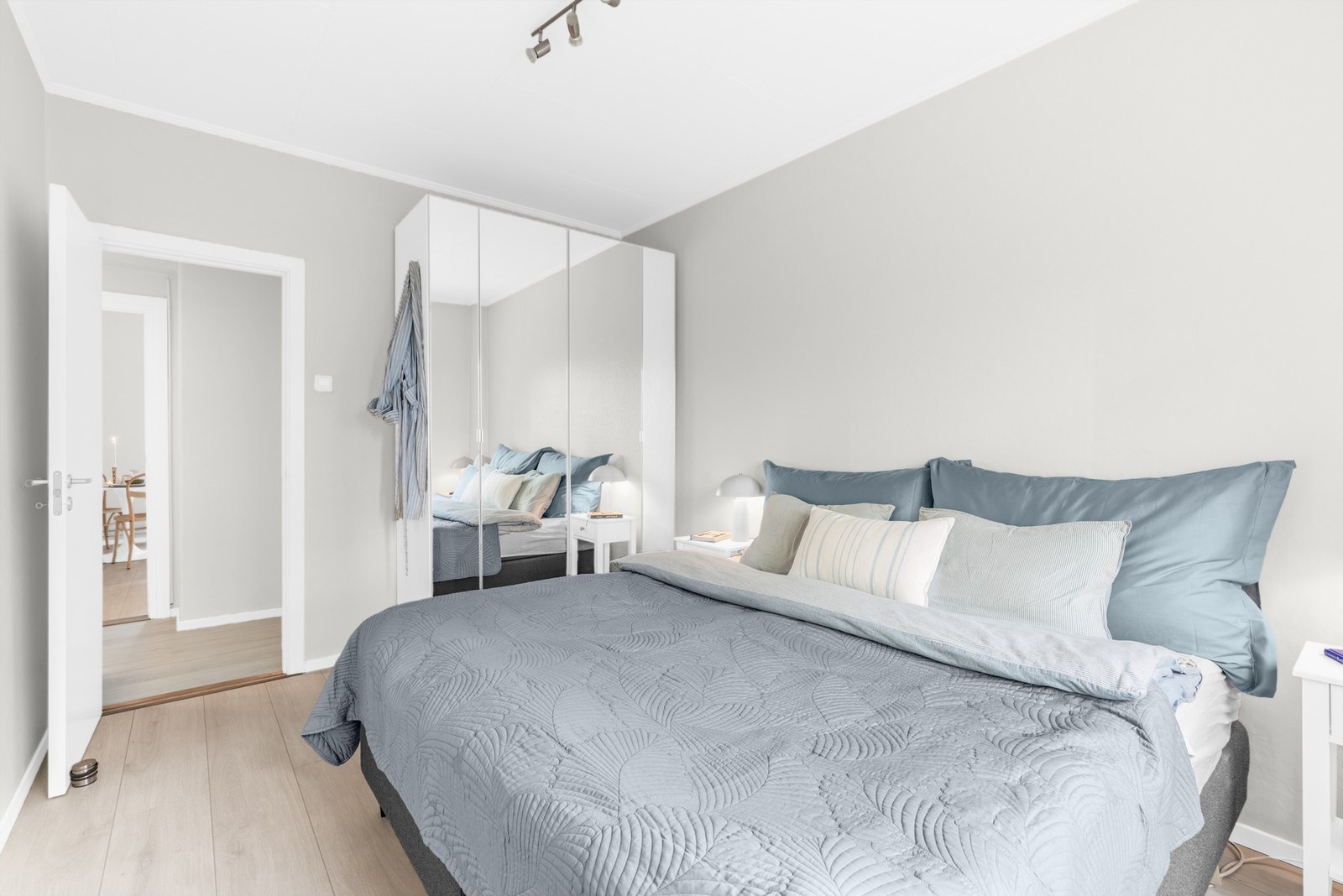 Det er godt med oppbevaring i et stort garderobeskap Galleribilde