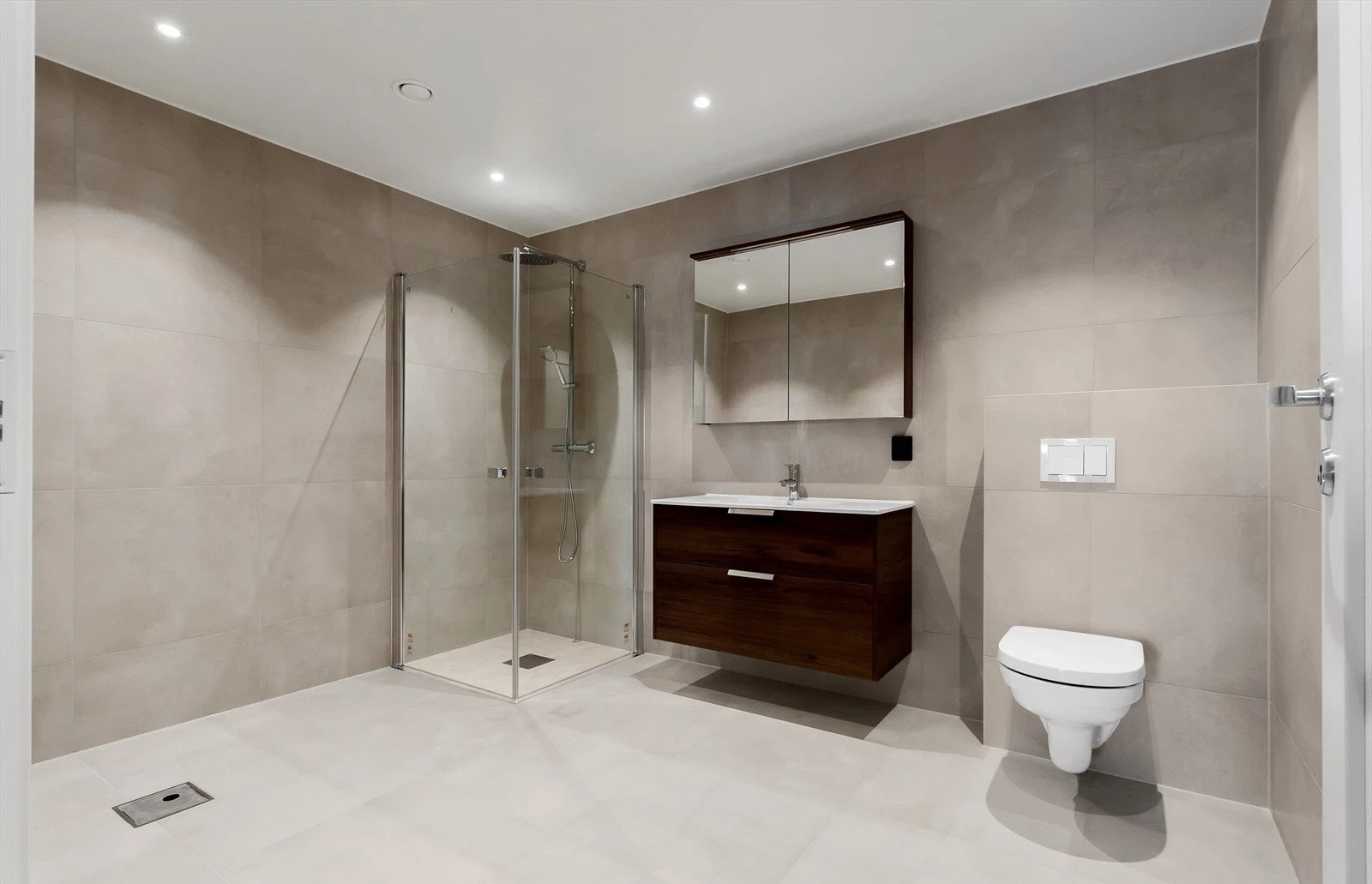 Flislagt bad med downlights Galleribilde