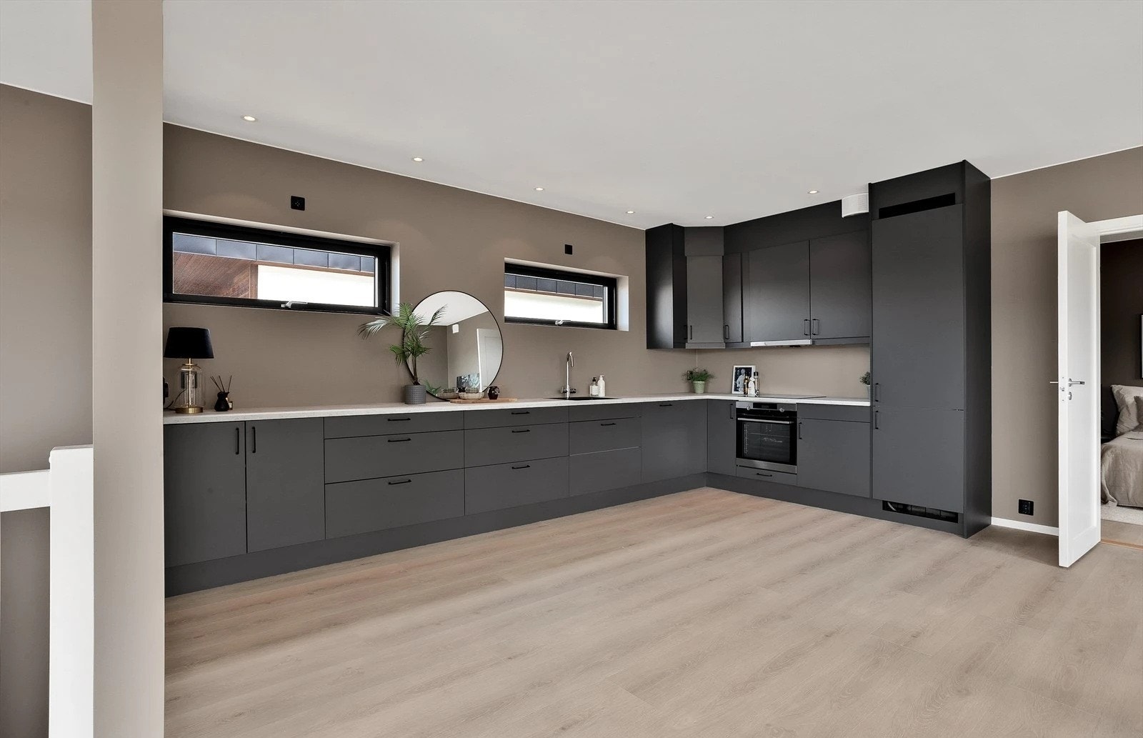 Kjøkken med integrerte hvitevarer inkludert Galleribilde