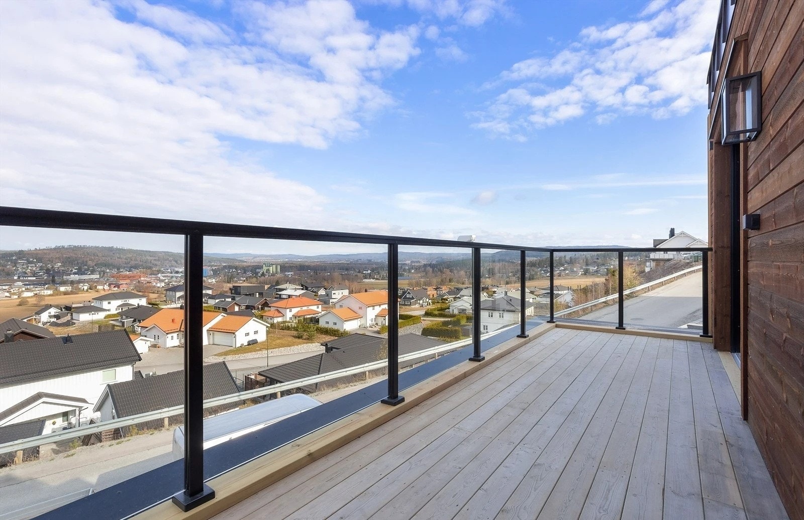 Balkong med flott utsikt utover Bjørkelangen Galleribilde