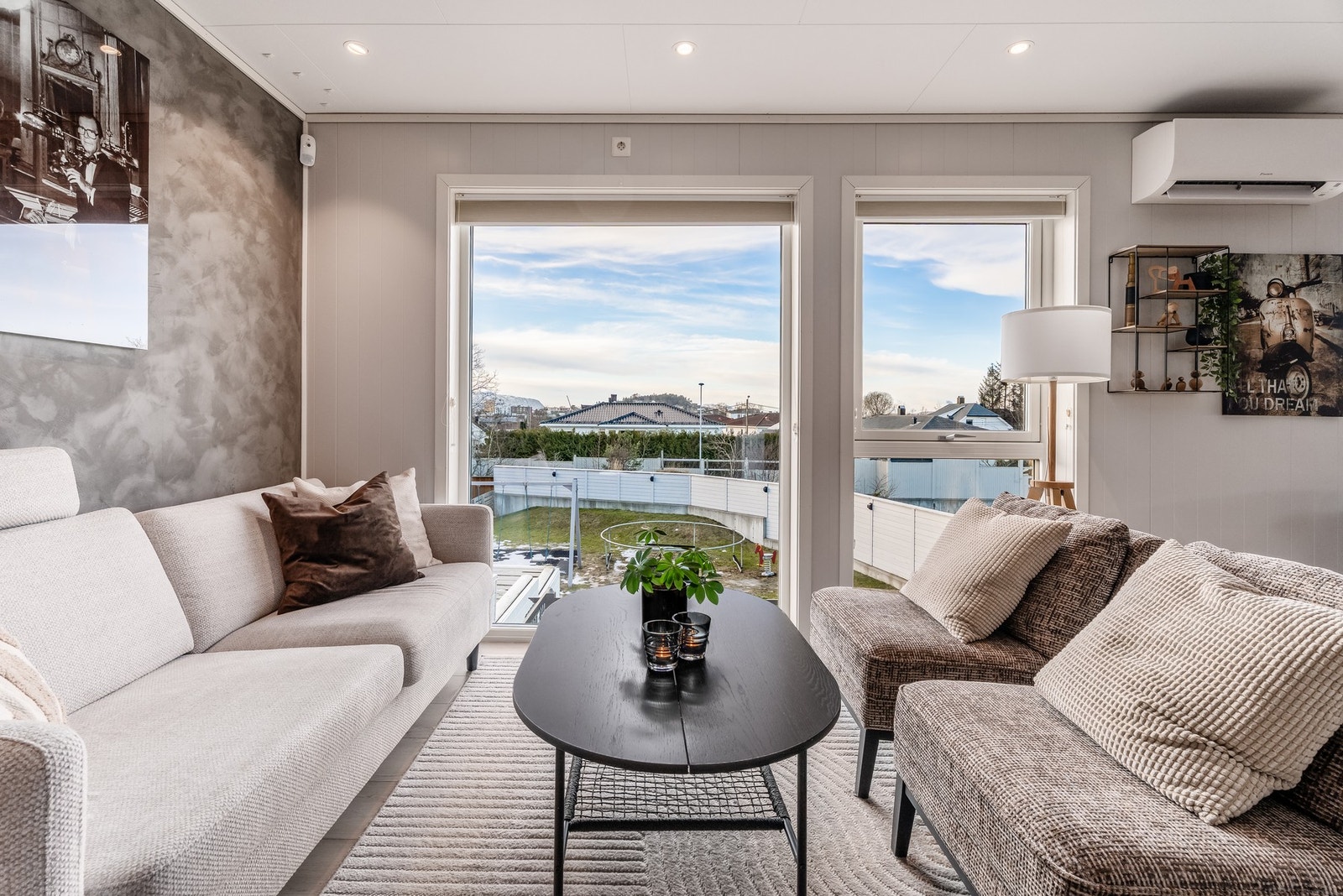 Her kan du bo i et rolig og trivelig nabolag, samtidig som du har gangavstand til Moa, som kan tilby butikker, servicetilbud og kulturopplevelser. Like i nærheten finner du flotte turområder, kjøpesenter og kort vei inn til Ålesund sentrum. Galleribilde