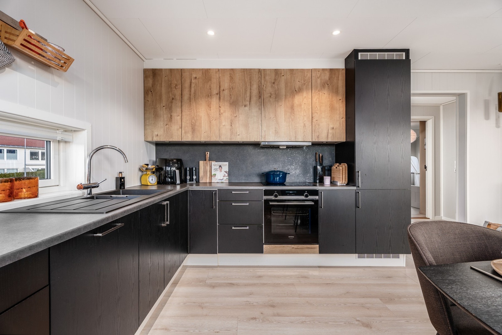 Kjøkkenet er av god størrelse med rikelig skap- og benkeplass. Galleribilde