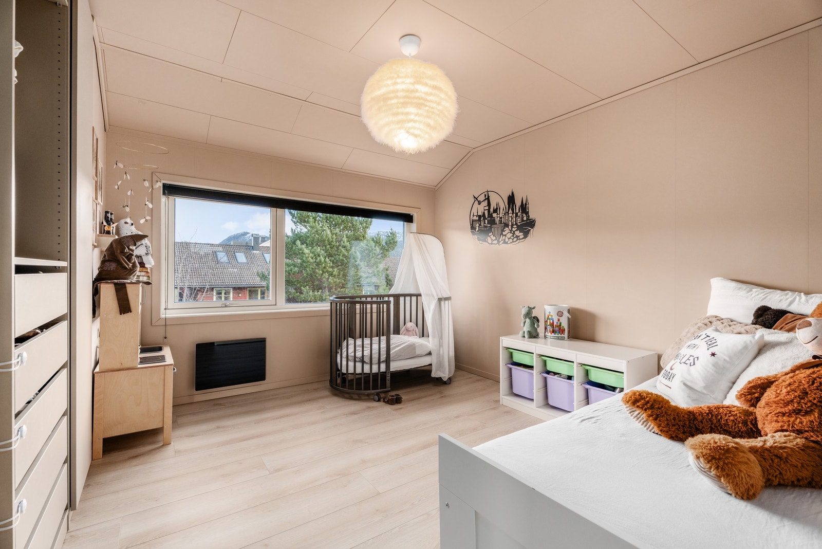 Soverom (2 av 2 i 2. etasje) er også av god størrelse. Galleribilde