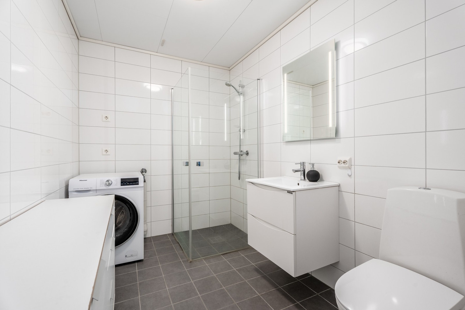 Flott, helfliset bad med gulvvarme i 1. etasje. Galleribilde