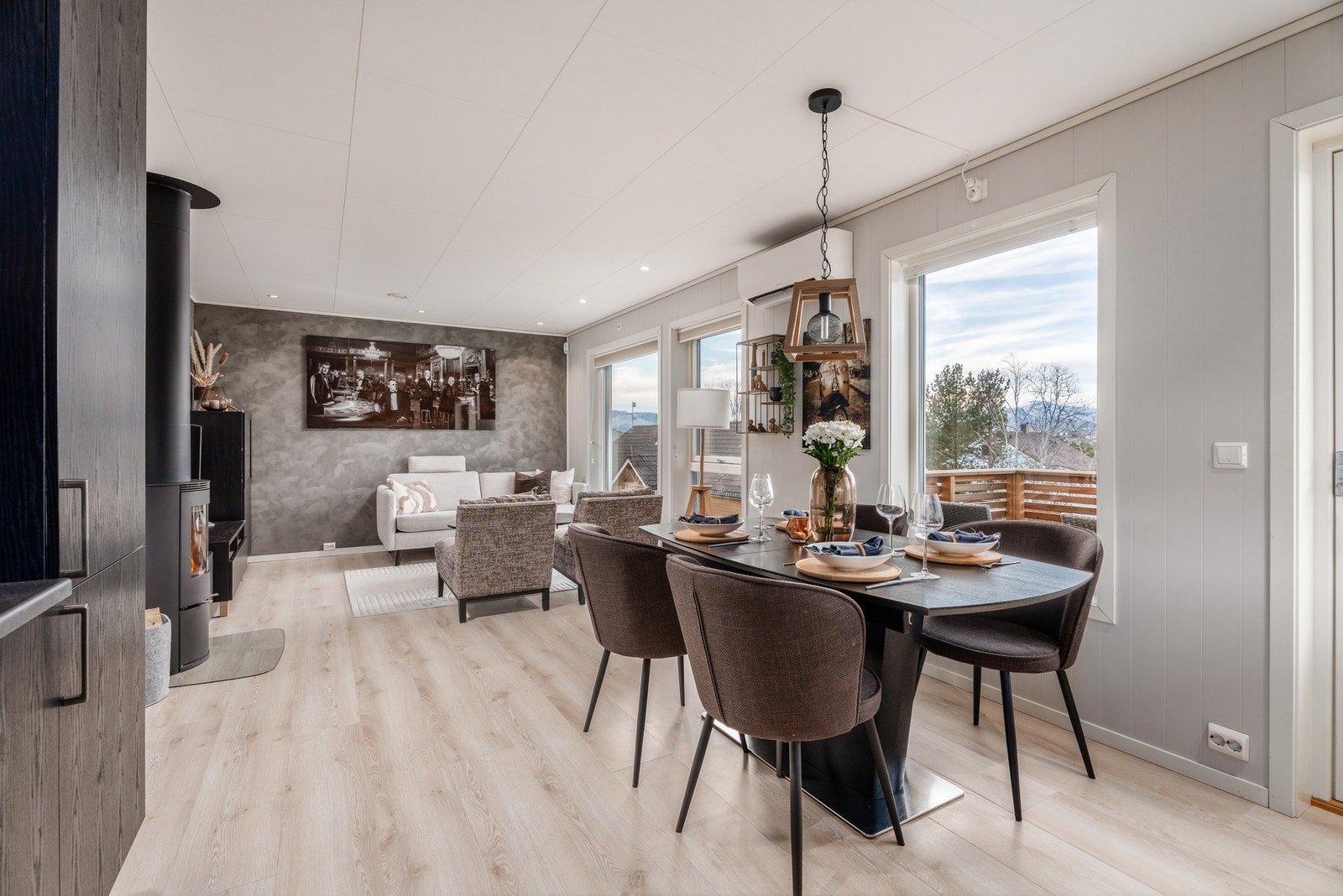 Åpen løsning mellom stue og kjøkken som gir en luftig og sosial romfølelse. Galleribilde