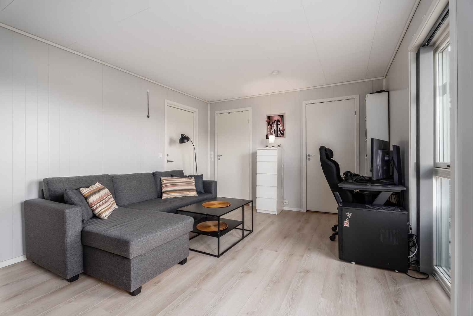 Boligdelen i 1. etasje har egen inngang og gir fleksible bruksmuligheter - enten for utleie eller som en integrert del av boligen dersom man ønsker å disponere hele huset. Galleribilde