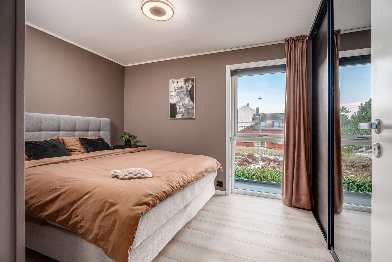 Soverom (1 av 2 i 2. etasje) av god størrelse med integrert garderobeskap. Galleribilde