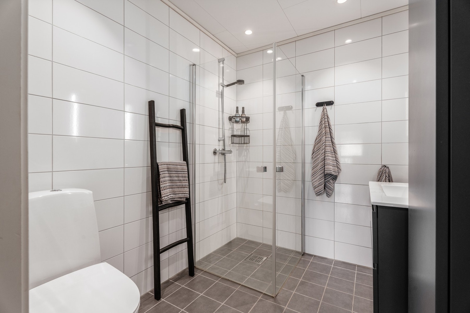 Flott helfliset bad med gulvvarme i 2. etasje. Galleribilde