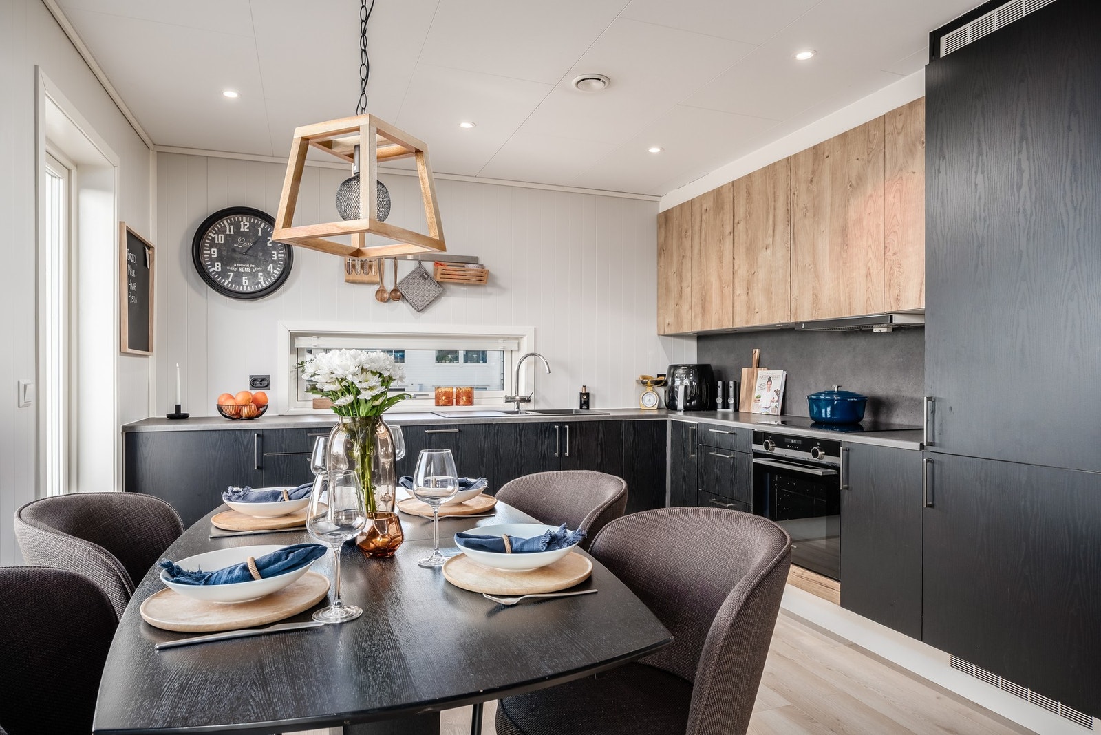 God plass til spiseavdeling ved kjøkkenet. Galleribilde