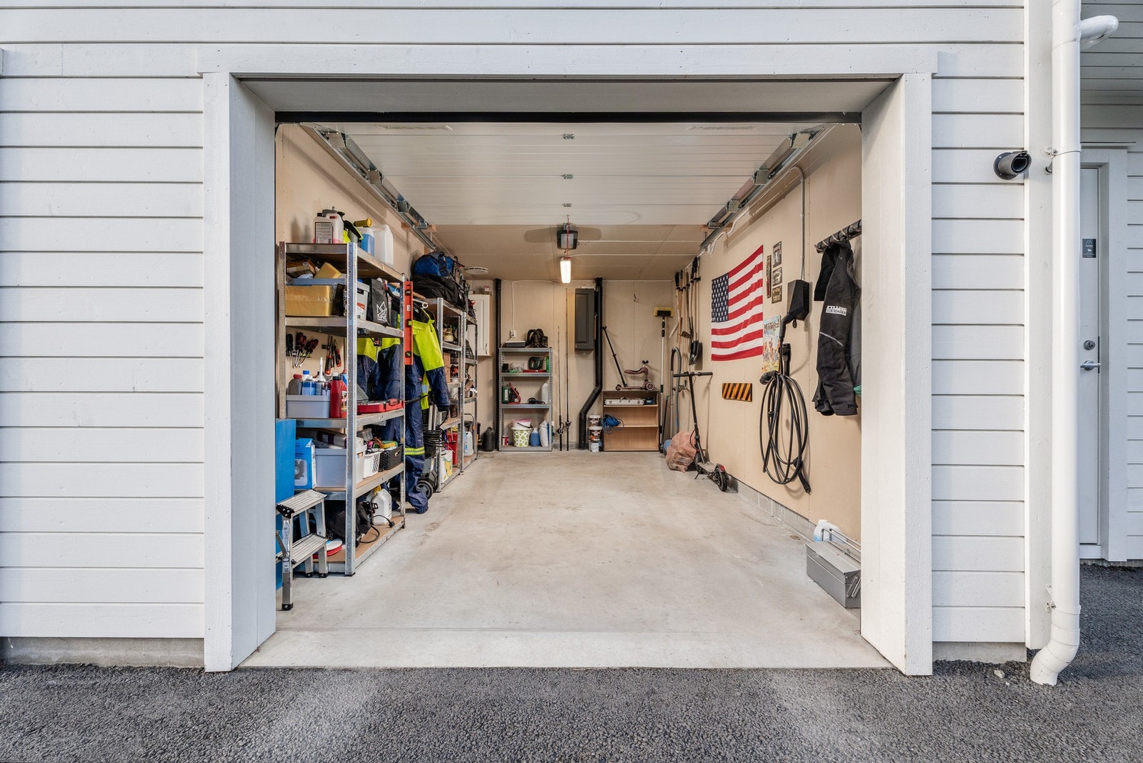 Garasje med elbillader. Galleribilde