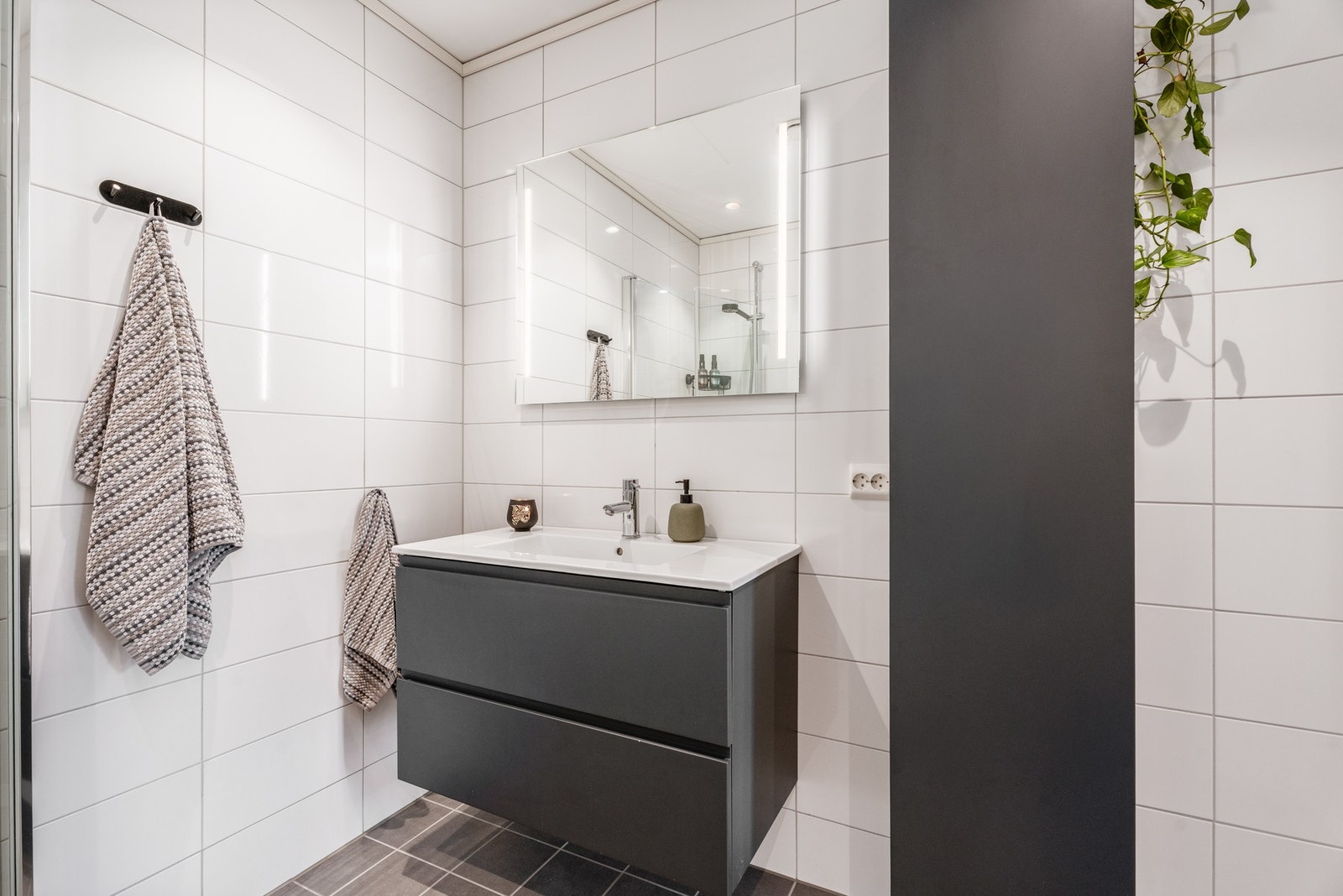 Lyst helfliset bad med gulvvarme . Galleribilde