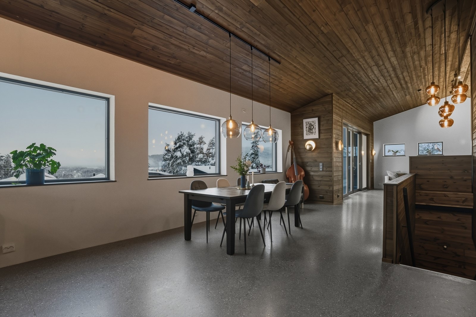 Vegger og himling er det malt mur og panel som skaper en stilful helhet, samtidig som det slipte betonget på gulv gir et moderne preg. Galleribilde