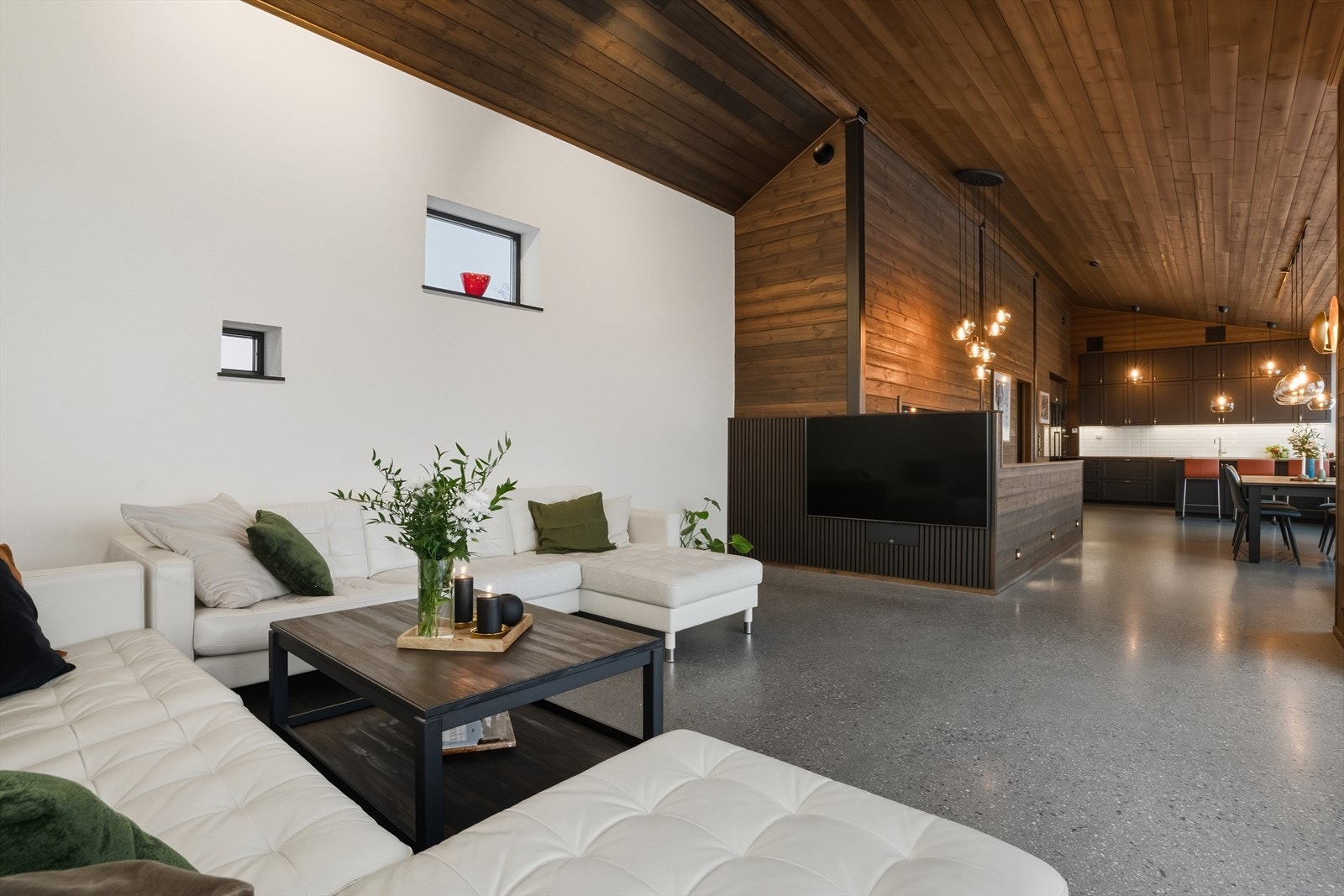 Romslig stue med god plass til sofagruppe. Galleribilde