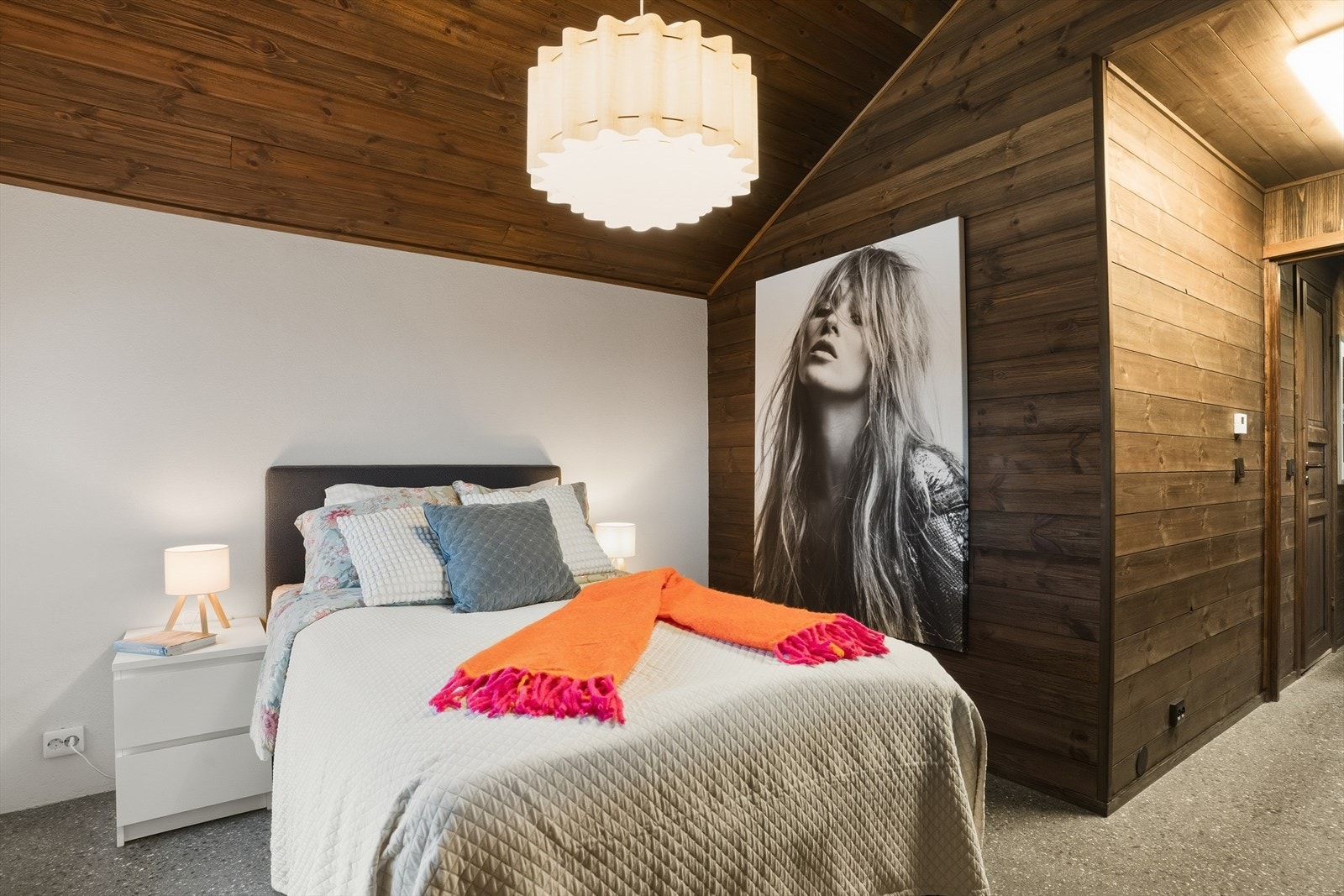 Materialene følges som en rød tråd gjennom boligen - med slipt betong på gulv, blanding av malt mur og panel på vegger og panel i himling. Galleribilde