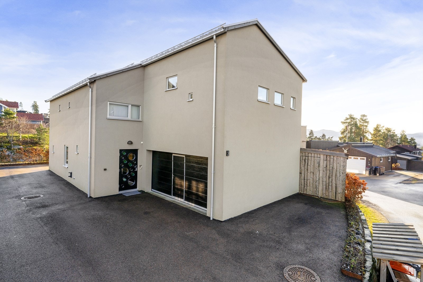 Boligen har dobbeltgarasje med god plass til parkering. Ellers parkering på egen asfaltert tomt. Galleribilde