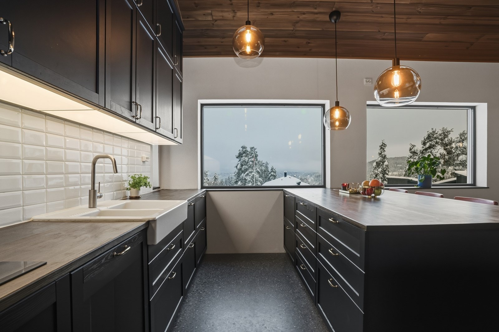 Lekkert kjøkken fra byggeår. Innredningen har heltre fronter, heltre benkeplater og alt av integrerte løsninger en kan fovente: komfyrtopp (80 cm), ventilator, stekeovn, micro, kaffemaskin, oppvaskmaskin, kjøleskap og fryseskap. Galleribilde