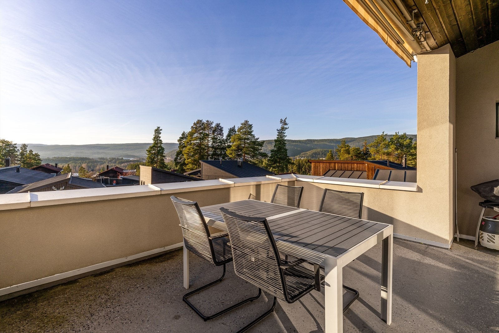 Her er det god plass til å innrede med utemøbler. Galleribilde