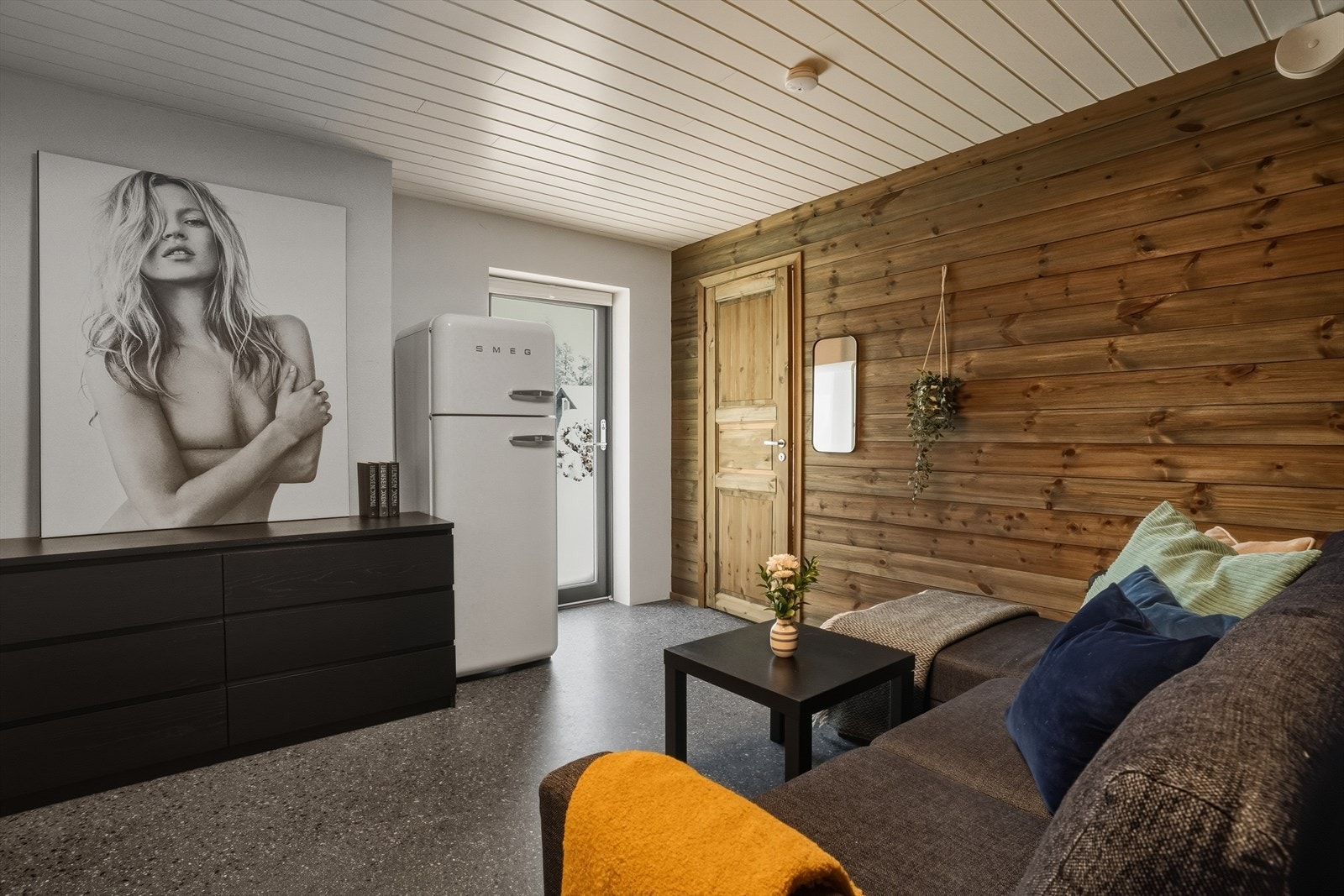 Boligen har også en hybel som er godkjent for utleie. Selger opplyser om at leieinntektene har vært på kr 8000,- pr mnd. Leiligheten består av åpen stue - og kjøkkenløsning, bad og soverom med bod i bakkant. Galleribilde