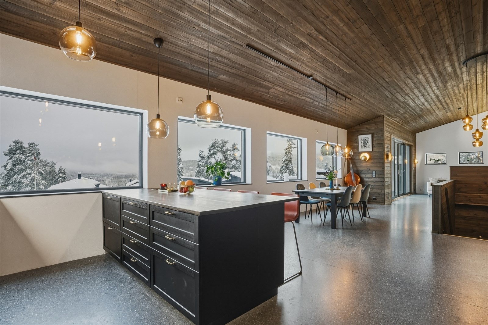 De store vindusflatene i rommet slipper inn rikelig med dagslys, samtidig som man kan nyte den flotte utsikten! Galleribilde