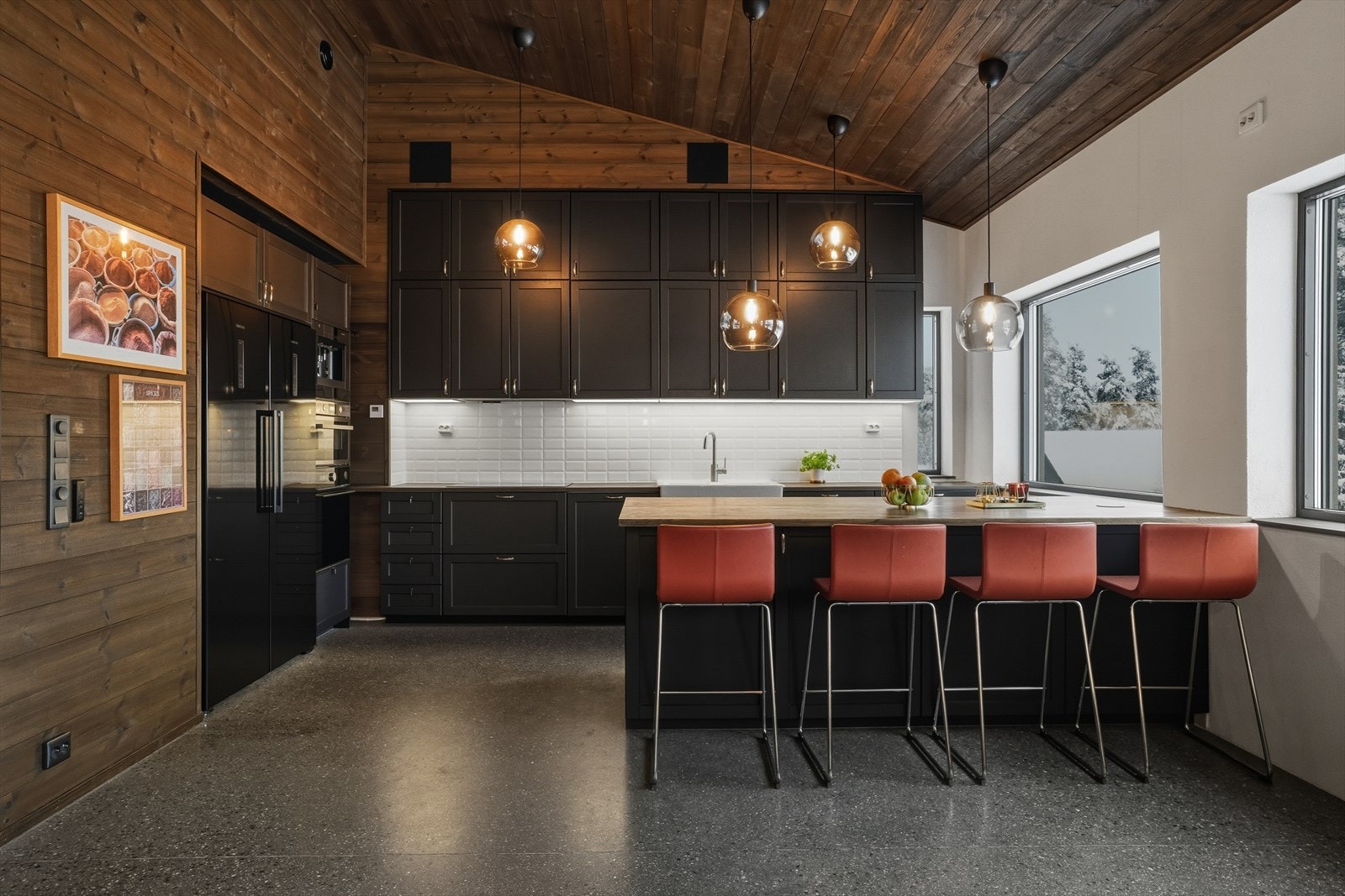 Ved kjøkkenet er det også sittemulighet - samle gjestene for en hyggelig prat mens man lager middag! Galleribilde