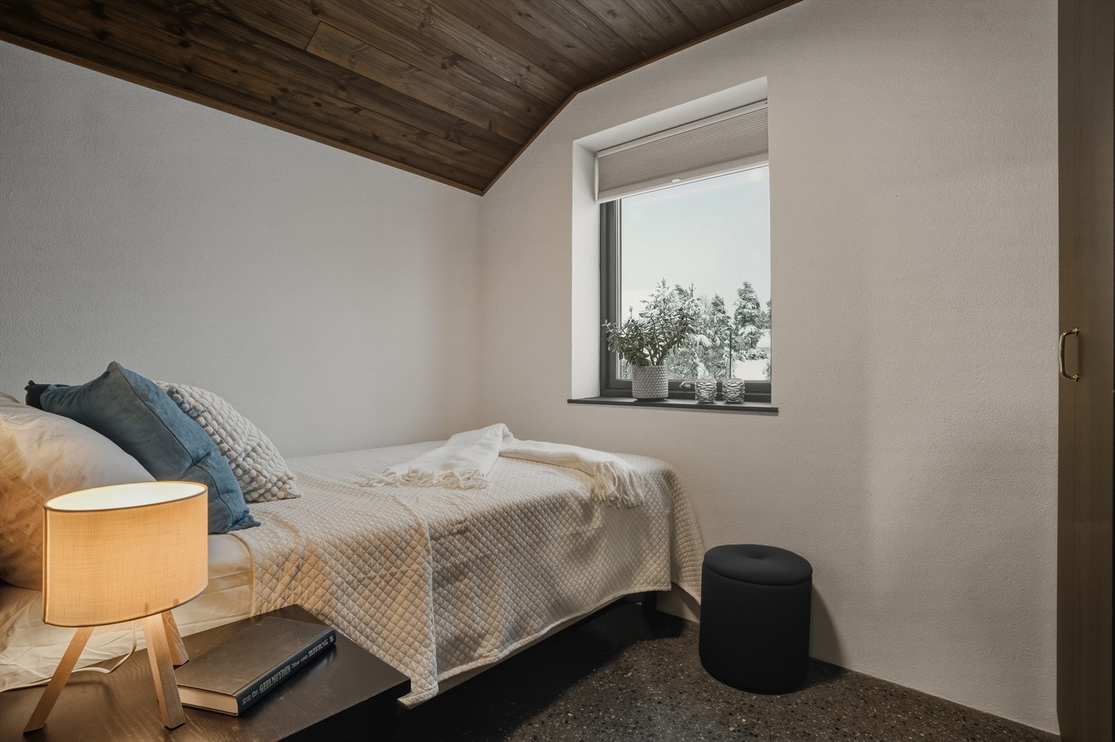 Soverom med god plass til seng og klesskap. Galleribilde