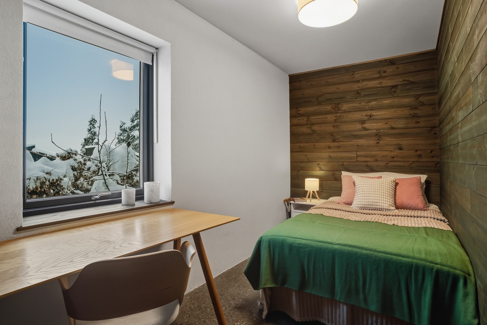 Soverom med god plass til seng o skrivepult. Galleribilde