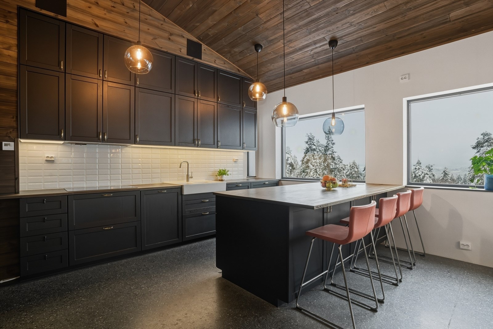 I backsplash er det fliselagt. Galleribilde